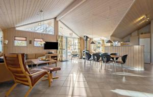 ein Wohnzimmer mit Stühlen und ein Esszimmer in der Unterkunft Amazing Home In Oksbl With Wifi in Oksbøl