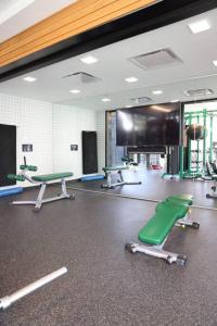 un gimnasio con varios equipos de ejercicio en una habitación en Apartment located In St.Louis, en Tower Grove