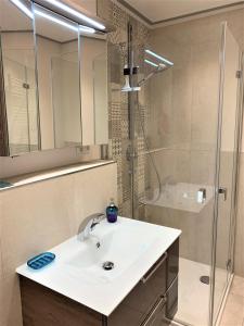 La salle de bains est pourvue d'un lavabo et d'une douche. dans l'établissement Die"53er" - Fit und Vital - a90094, à Grömitz