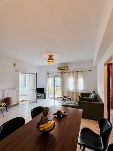 un soggiorno con tavolo e banane di Nectar Apartments a Istron
