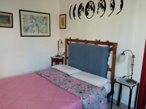 una camera con letto con testata blu di Homestay a Randazzo