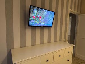 Uma TV ou centro de entretenimento em B&B Baciami Ancora