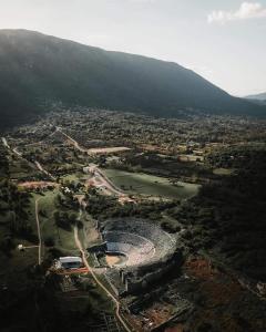 eine Luftansicht eines Stadions in einer Stadt in der Unterkunft Villa Vakalis in Ioannina