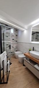 bagno con 2 lavandini e 2 servizi igienici di Viola Casa Vacanze a Ercolano