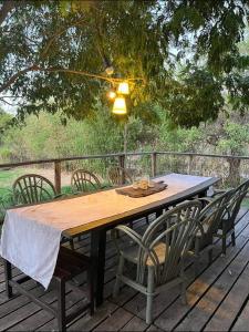 ein Holztisch und Stühle auf einer Terrasse in der Unterkunft Momocho in Esquina