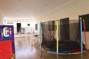 a trampoline in the middle of a room at POUSADA JARDIM BOTANICO in Olímpia