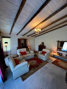 ein großes Wohnzimmer mit Sofas und einem Kronleuchter in der Unterkunft Momocho in Esquina