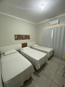 una habitación con dos camas en una habitación en OSCAR BLUE MATO VERDE, en Mato Verde