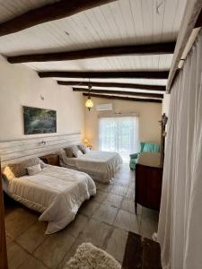 a bedroom with two beds and a window at Momocho in Esquina