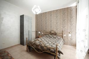 1 dormitorio con 1 cama en una habitación con pared en La Casa di Chiara, 