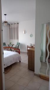 um quarto com uma cama e uma mesa em Les Cigales em Villelaure