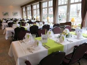 Un restaurante o sitio para comer en Hotel Hafen Hitzacker - Elbe