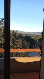 Aussicht von einer Tür auf einen Balkon mit Aussicht in der Unterkunft Les Cigales in Villelaure