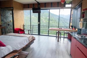 een slaapkamer met een bed en uitzicht op een berg bij Magma "Eco Hotel Cabañas" in La Vega