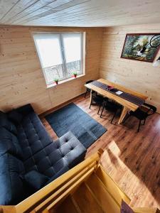 una vista aérea de una habitación con una mesa y un sofá en Domek na Skarpie 2, en Joniec