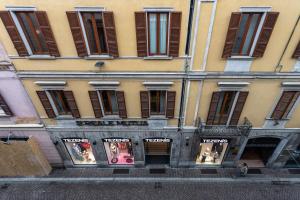 un edificio con una tienda delante de él en Varesina Suite - Pavia City Center - by Host4U, en Pavia