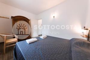 um quarto com uma cama com duas toalhas em Brezza Marina - Porto Cesareo em Porto Cesareo