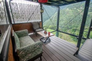 d'un balcon avec une chaise, une table et une vue. dans l'établissement Magma "Eco Hotel Cabañas", à La Vega