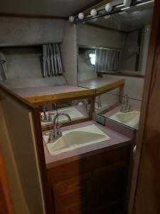 uma casa de banho com dois lavatórios e dois espelhos em Annapolis Boat Life - Overnight Stays em Annapolis