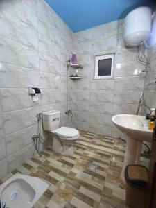 łazienka z toaletą i umywalką w obiekcie Bait Al-Bustan Umm Qais w mieście Um Qeis
