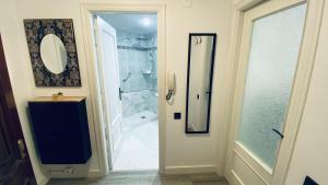 baño con ducha y puerta de cristal en Apartamento Centro NOVORT, en Gijón