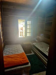 Zimmer mit 2 Betten und einem Fenster in der Unterkunft Casa de playa in Santa Vitória do Palmar