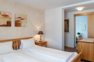 A bed or beds in a room at Gästehaus Brugger