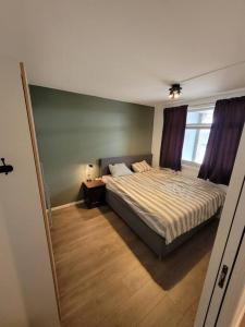 A bed or beds in a room at Wonderful appartement with a nice view. Parking!