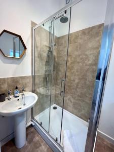 a bathroom with a shower and a sink at Cosy 2 bedroom Victorian townhouse in the town Centre in Bury Saint Edmunds