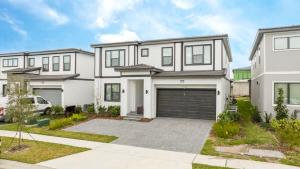 une grande maison blanche avec un garage dans l'établissement 6152 Fantastic Spacious Home for Your Family, à Orlando