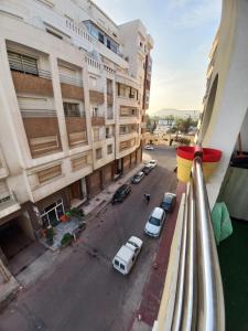 einen Blick vom Balkon eines Gebäudes mit Autos auf der Straße in der Unterkunft Dari A10 in Agadir
