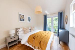 A bed or beds in a room at Peaceful Oasis 3 Beds House with Garden and Parking