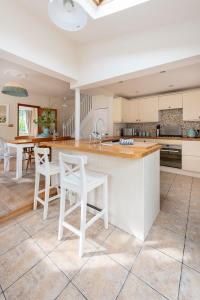 A restaurant or other place to eat at Peaceful Oasis 3 Beds House with Garden and Parking
