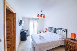 ein Schlafzimmer mit einem Bett, auf dem ein Teddybär liegt in der Unterkunft La Posada de la Gula in Jarandilla de la Vera + 22 Fotos