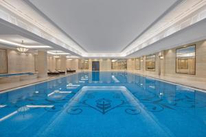 a large swimming pool in a building at Sheraton Shaoxing Shangyu in Shaoxing