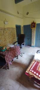 una habitación con una mesa y una silla. en Sri Viswanatham Guest House, en Varanasi