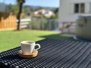 una taza de café sobre una mesa en Cantinho do Vale - Oleiros, en Oleiros