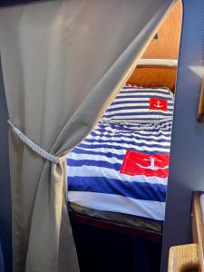 Un pat sau paturi într-o cameră la Nuits enchantées sur les flots Embarquez pour une aventure inédite à Sète