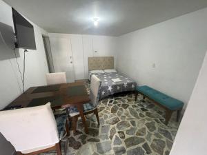 Habitación con escritorio, cama y mesa. en Apartamento cómodo , céntrico y bien ubicado Apto 301, en Medellín