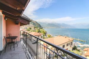 a balcony with a view of the ocean at Appartamento Al Porto in Pianello Del Lario