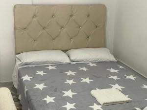 Una cama con estrellas en un dormitorio en Apartamento cómodo , céntrico y bien ubicado Apto 301, en Medellín