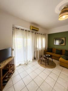un soggiorno con divano e tavolo di Nectar Apartments a Istron