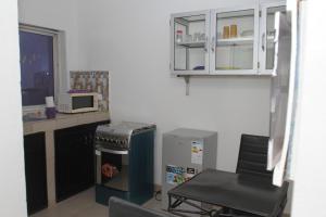 Η κουζίνα ή μικρή κουζίνα στο "La Coquille", joli loft, moderne, propre, sûr et calme au cœur de Saly +34 φωτογραφίες