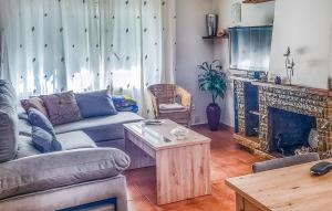 Atpūtas zona naktsmītnē Awesome Home In Francs With 3 Bedrooms And Outdoor Swimming Pool