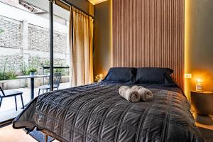 a bedroom with a bed with two pillows on it at Dpto Recién Remodelado y con Patio (Lastarria) in Santiago