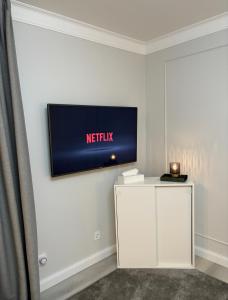 einen Flachbild-TV an der Wand in einem Zimmer in der Unterkunft Apartment Hartenrod in Bad Endbach