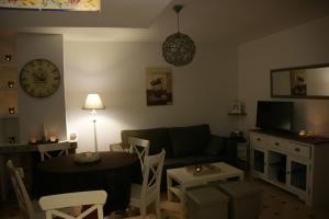 a living room with a couch and a table at Residence Los Jardines in Alcossebre