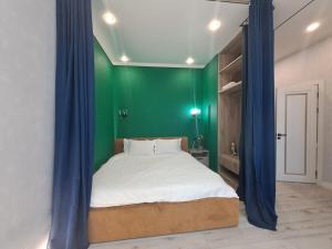 Säng eller sängar i ett rum på INJU Arena 1-rooms apartments