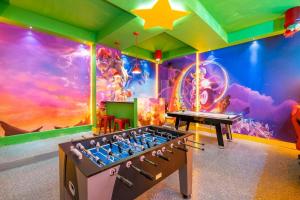 een kamer met een speeltafel en een ster aan de muur bij 6163 Fantastic Home with 12BD in Orlando
