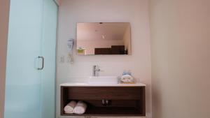 a bathroom with a sink and a mirror at El Hotel Business Class - Zamora Centro in Zamora de Hidalgo